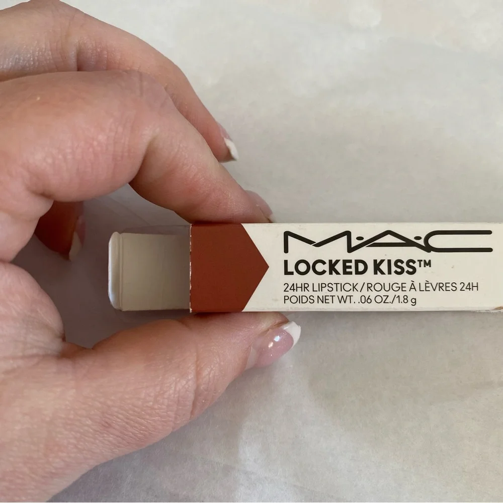 MAC NIB Locked Kiss 24 HR‎ Lipstick In 99 Extra Chili Color